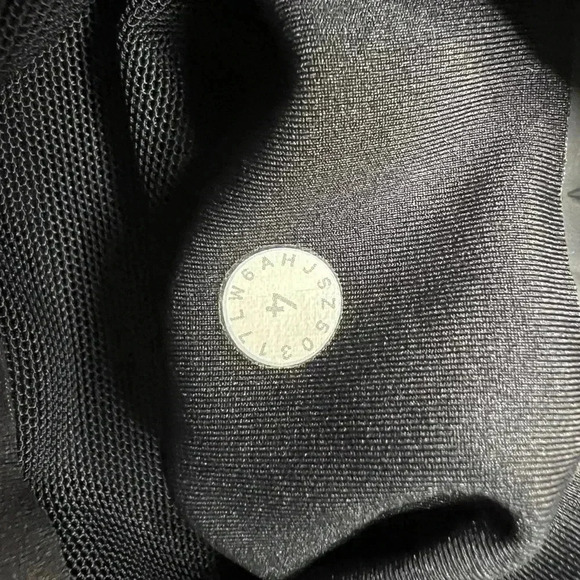 Lululemon In Movement Crop *Everlux 19" size 4 - Picture 2 of 6